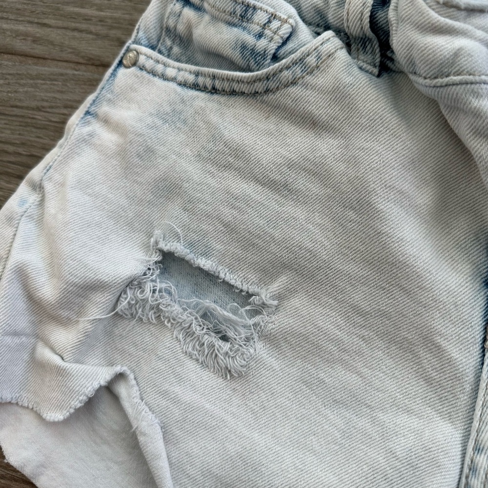Lightwash Adjustable Waist Short Mini Distressed Shorts with Pockets - Picture 6 of 8